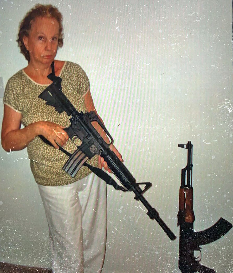 Chefe de contrabando de armas instruiu mãe a testar pistola: ‘Eu sei que puxa para trás, eu vejo nos filmes. É bonitinha, né!’, diz idosa