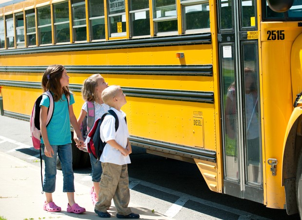 Nos Estados Unidos, a maioria das crianças vai a escola de ônibus amarelo (Foto: Thinkstock)