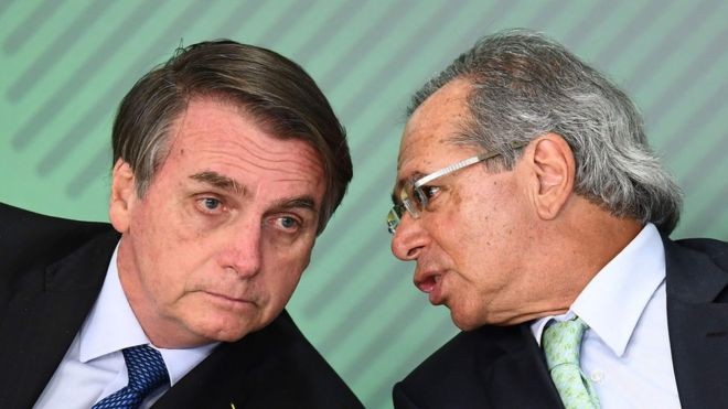 Foco de Bolsonaro e Guedes tem sido a Previdência – mas os problemas da enonomia brasileira não param por aí (Foto: AFP via BBC News Brasil)