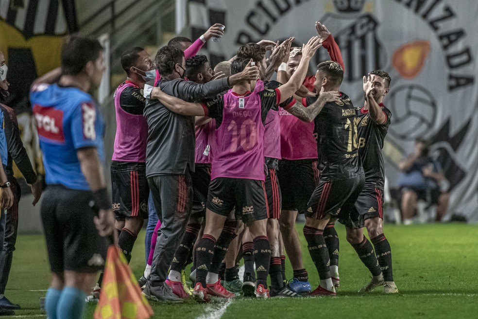 Jogadores do Flamengo comemoram o quarto gol da goleada sobre o Santos &mdash; Foto: Alexandre Vidal/Flamengo