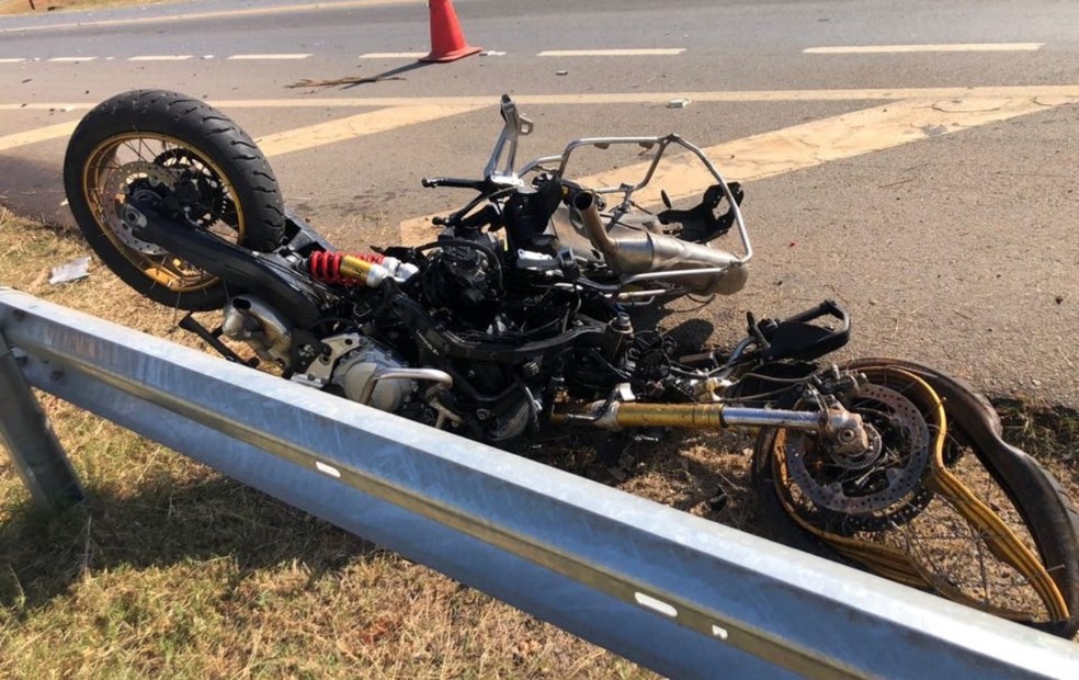 Motociclista morre ao bater de frente com caminhão em rodovia de Capão Bonito — Foto: Capão Bonito Mil Grau/Divulgação