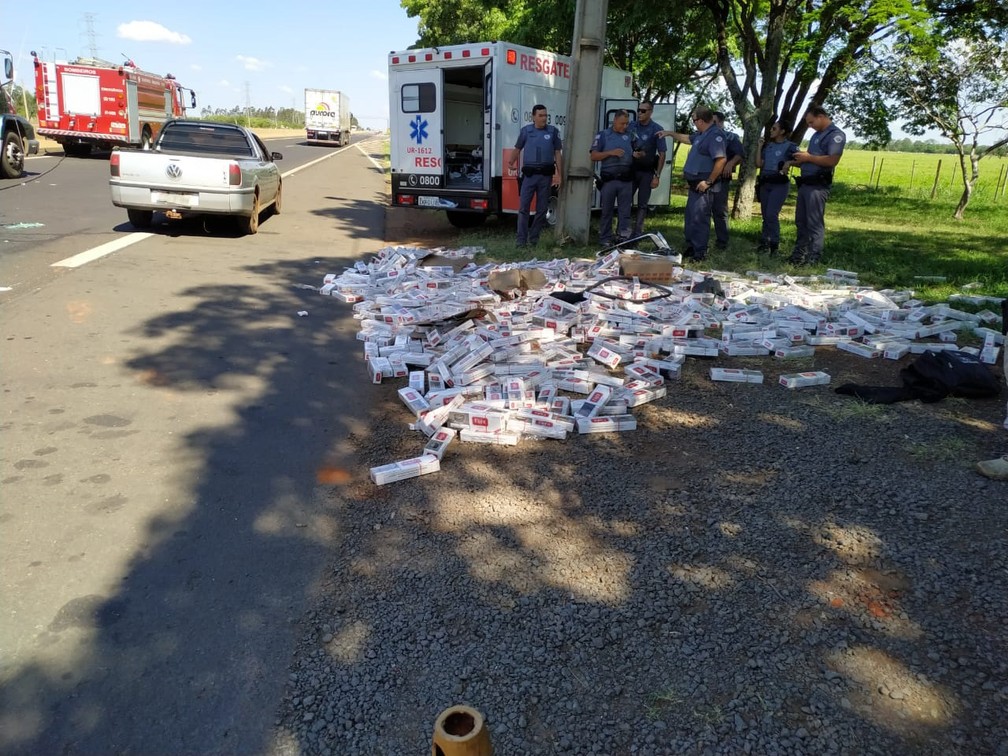 Caminhonete transportava cigarros contrabandeados do Paraguai — Foto: Osvaldo Bento