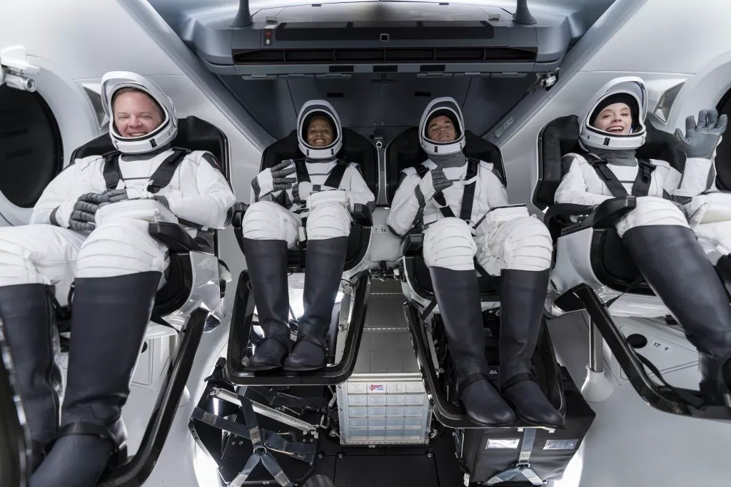 Civis que embarcaram na missão Inspiration4, da Space X, dentro da nave Crew Dragon Resilience (Foto: SpaceX)
