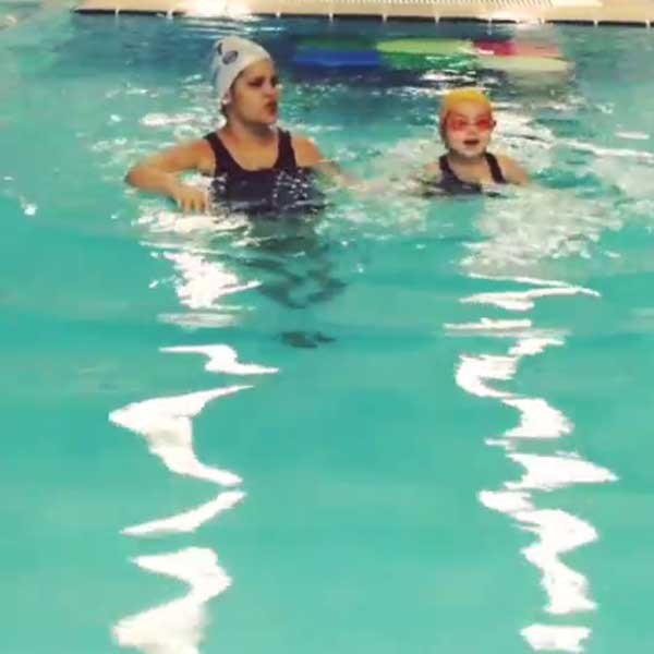 Olívia na aula de natação (Foto: Reprodução/Instagram)