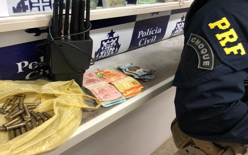 Bloqueador de sinal conhecido como "jammer" foi apreendido dentro de caminh&atilde;o roubado em Candeias &mdash; Foto: Divulga&ccedil;&atilde;o/PRF