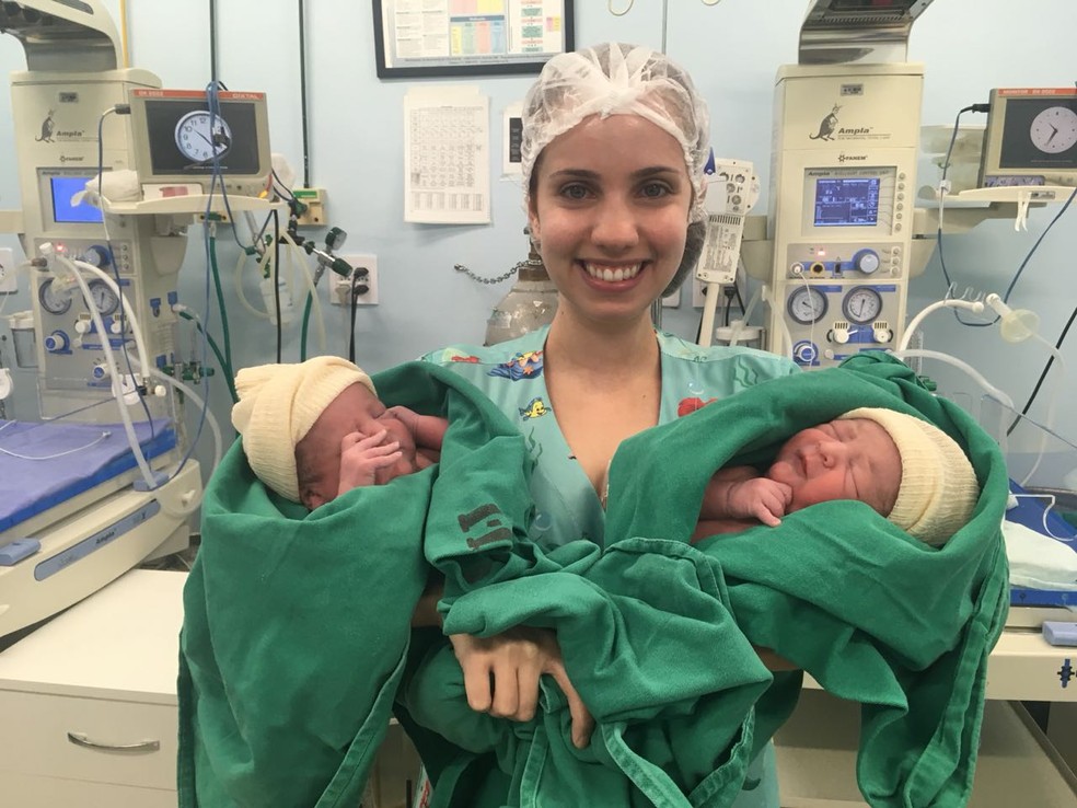 Pediatra com os dois bebÃªs apÃ³s parto em Porto Velho (Foto: Rafaela Rodrigues/Arquivo Pessoal)