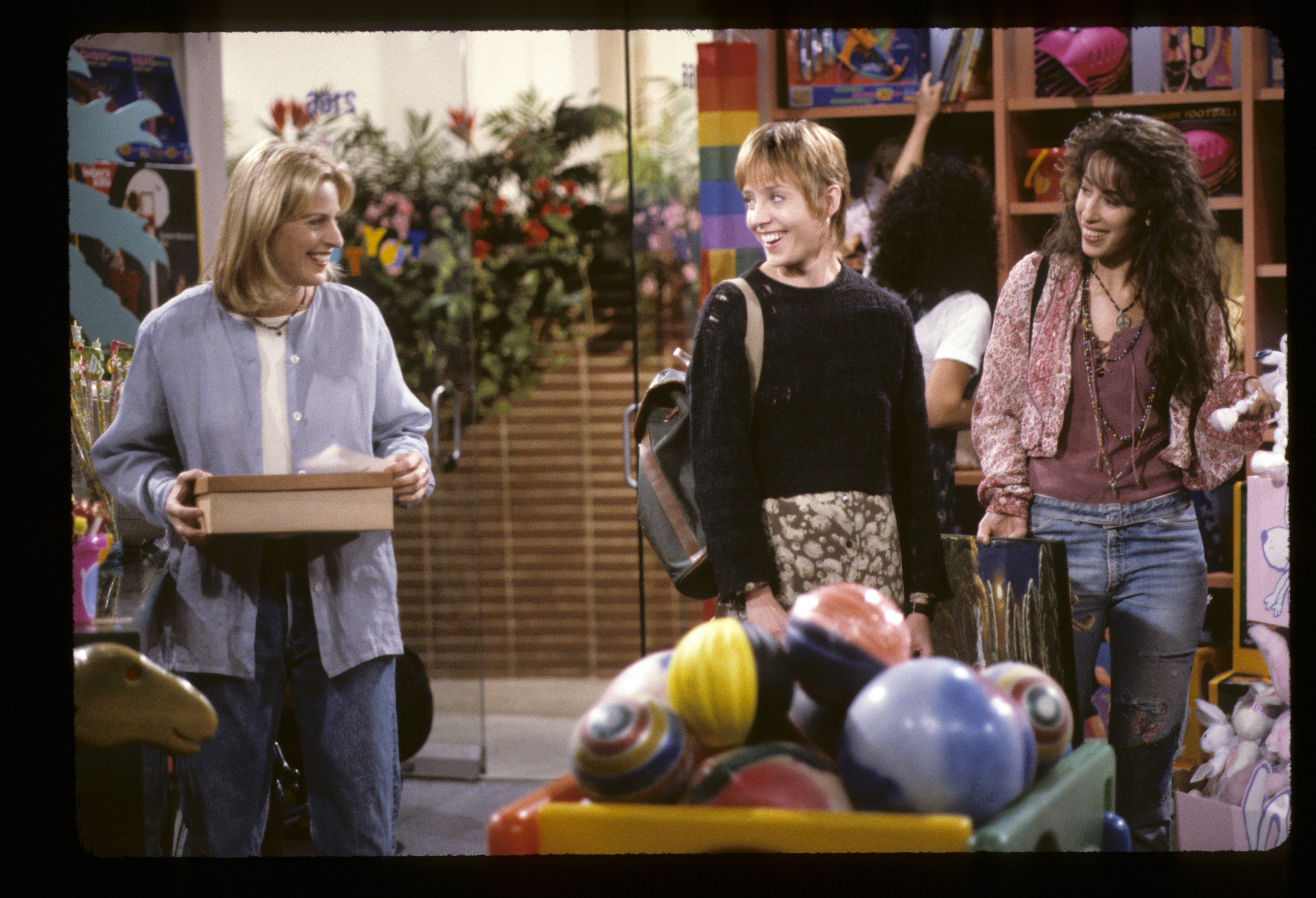 Ellen DeGeneres, Holly Fulger e Maggie Wheeler em cena de These Friends of Mine (Foto: Getty)