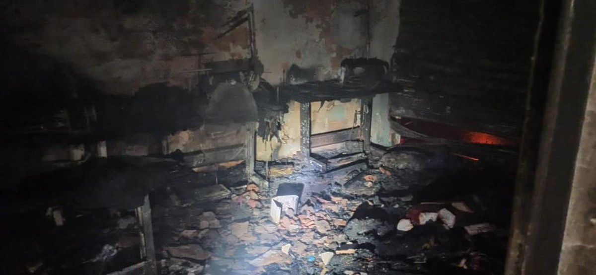 Bombeiros combatem incêndio em ponto comercial no bairro Delfino Magalhães, em Montes Claros