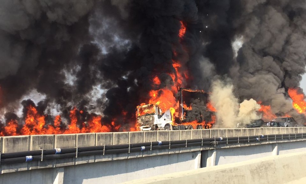 Veículos pegam fogo em acidente com mortes na Carvalho (Foto: Divulgação/ Corpo de Bombeiros)