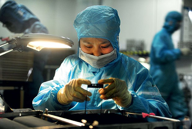 Fábrica da Lenz, em Liuyang: fornecedora de telas de vidro para os principais gadgets do mundo  (Foto: Getty Images)