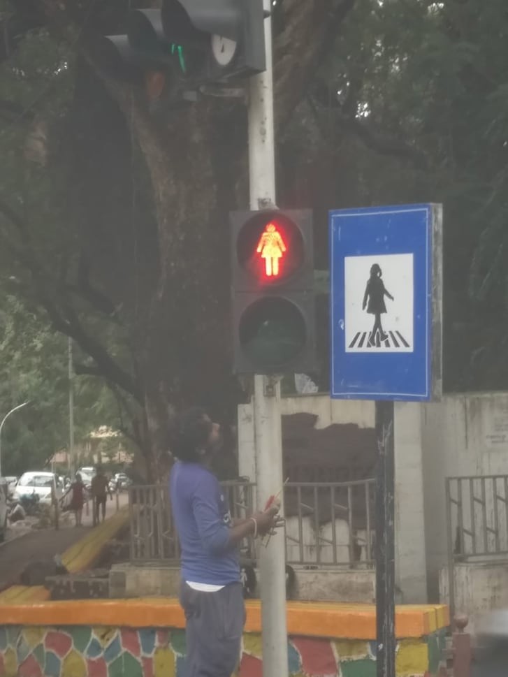 Mumbai instala figuras femininas nos semáforos para promover a igualdade de gênero (Foto: reprodução/twitter)