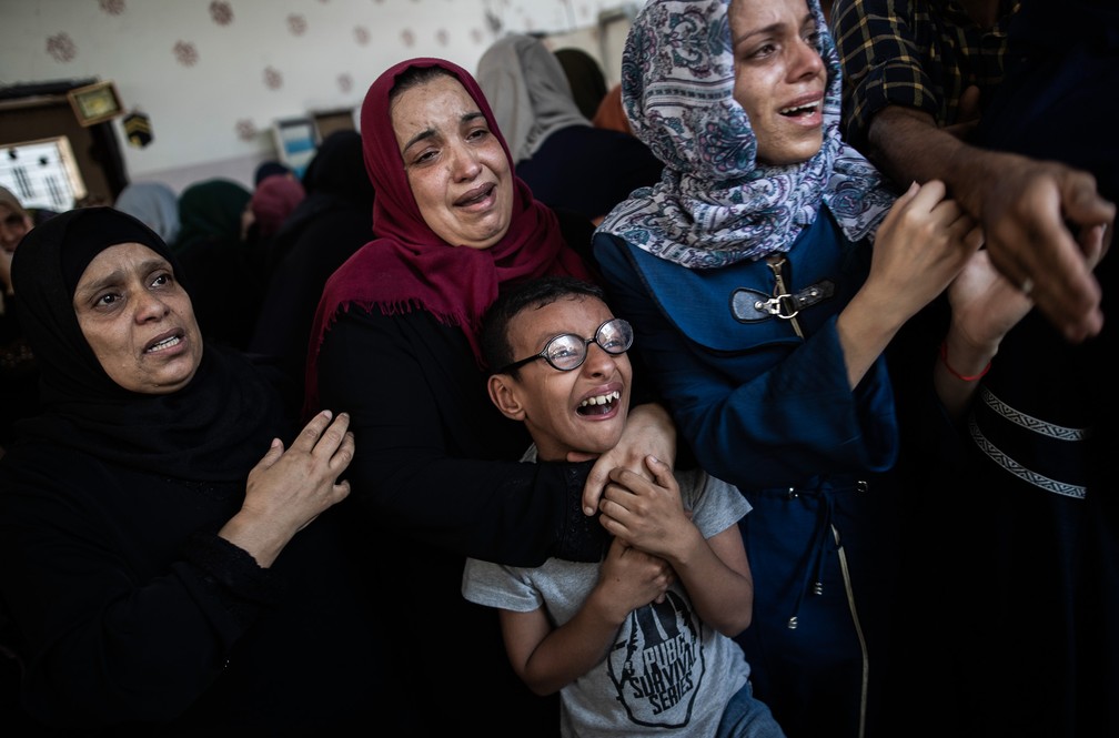 18 de agosto - Familiares choram durante o funeral de Mohammad Abu Namous, um militante palestino do Hamas de 27 anos, no campo de refugiados de Jabaliya, no norte da Faixa de Gaza — Foto: Khalil Hamra/AP