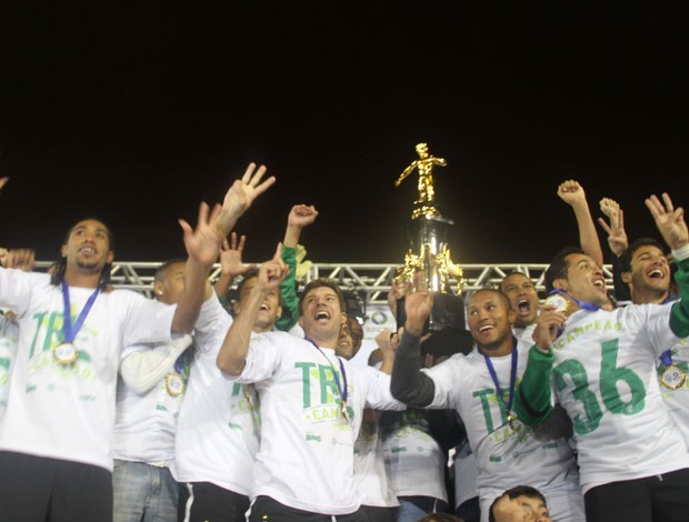 Jogadores do Coritiba levantam a taça de campeão paranaense (Foto: Gabriel Hamilko/Globoesporte.com)