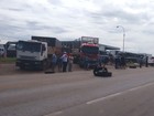 Manifestantes bloqueiam passagem de caminhões na BR-040, em Goiás