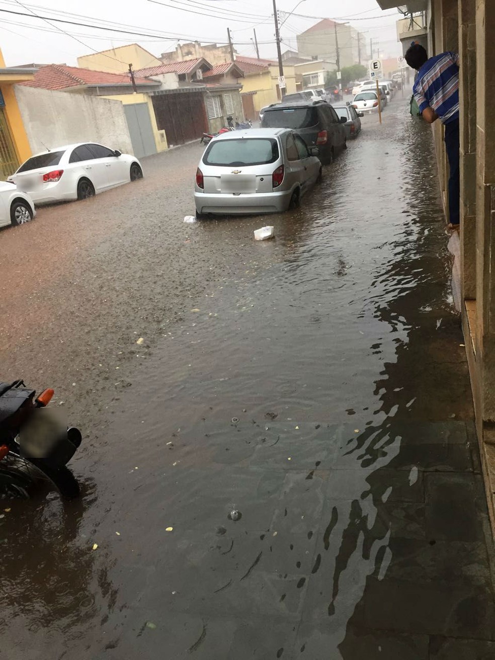 Chuva forte causa alagamentos na região (Foto: Quéren Gava/Arquivo Pessoal)