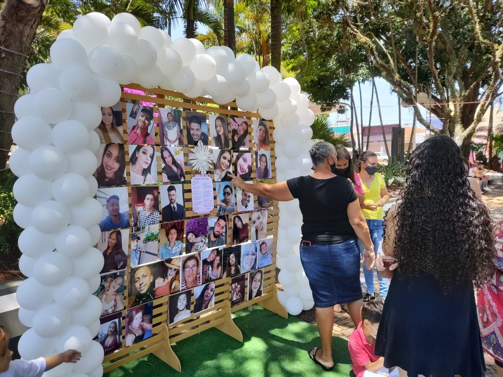 Parentes de vítimas de acidente entre ônibus e caminhão participam de homenagem em Itaí  — Foto: Mike Adas/ Tv Tem 
