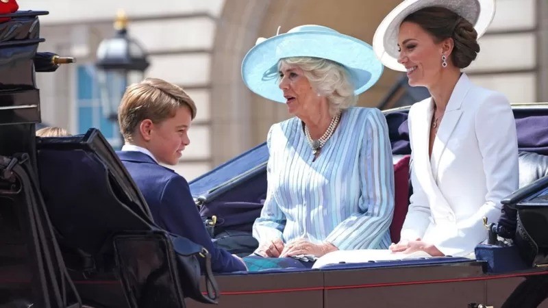 Príncipe George, a Duquesa da Cornualha e a Duquesa de Cambridge (à direita) em uma carruagem puxada por cavalos (Foto: PA Media via BBC News)