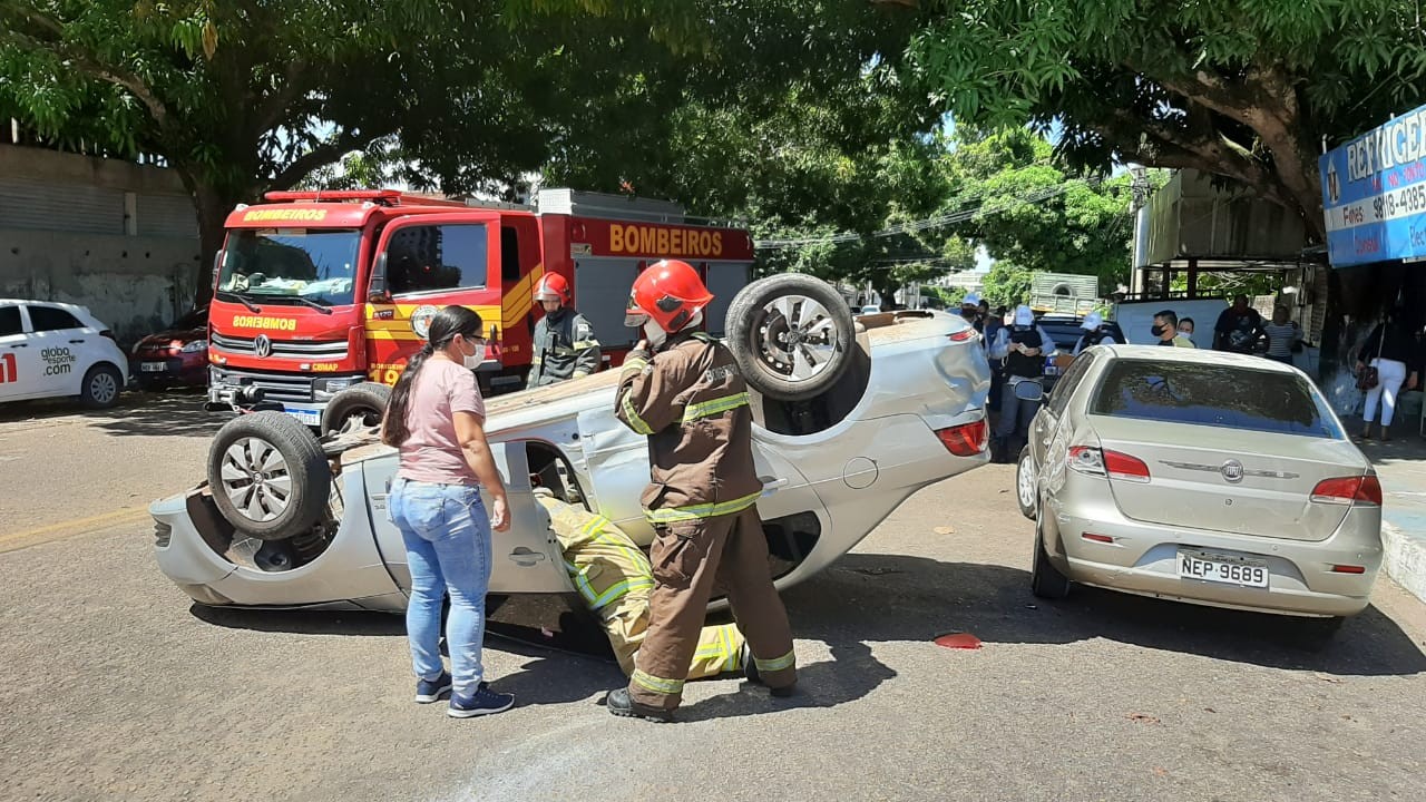 Carro capota após motorista avançar via preferencial em cruzamento no Centro de Macapá
