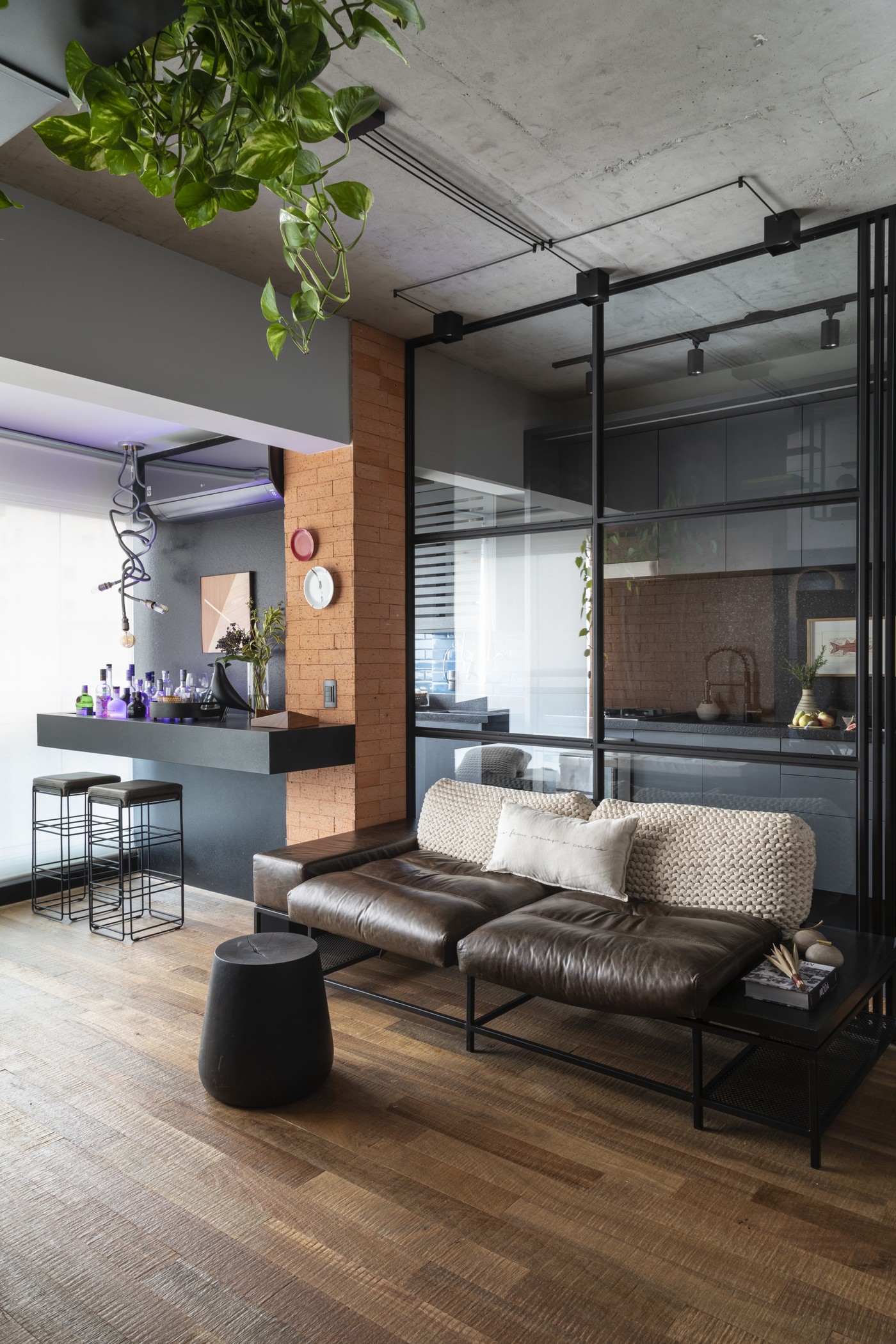 A presença de muito cinza e preto na decoração ajudou a criar a atmosfera desejada pelos clientes (Foto: Evelyn Müller ) Décor do dia: living com estilo industrial tem bar e soluções de armazenamento (Foto: Evelyn Müller )