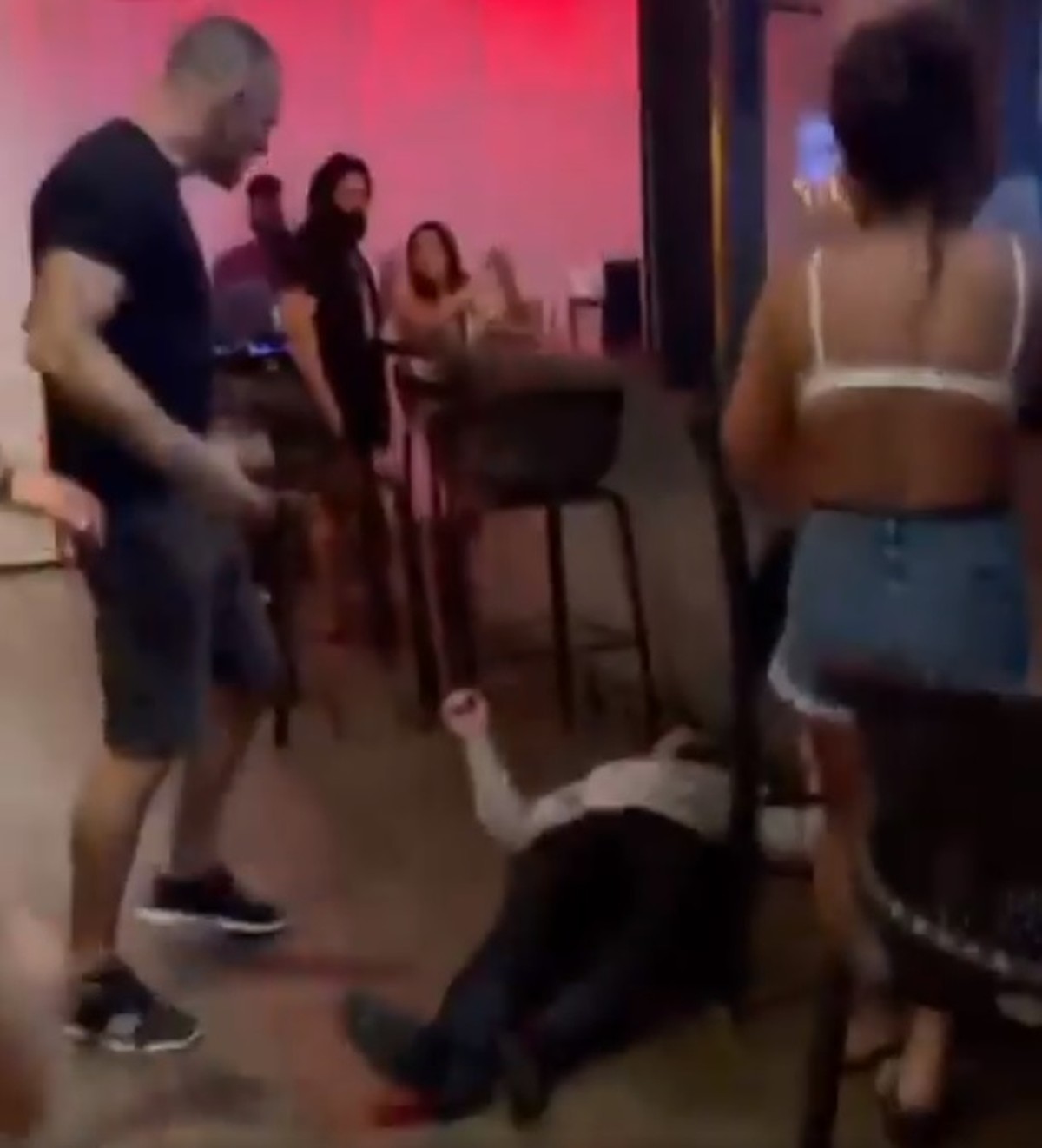 V deo Ex lutador Do Bellator Nocauteia Homem No Bar E Cita leg tima 