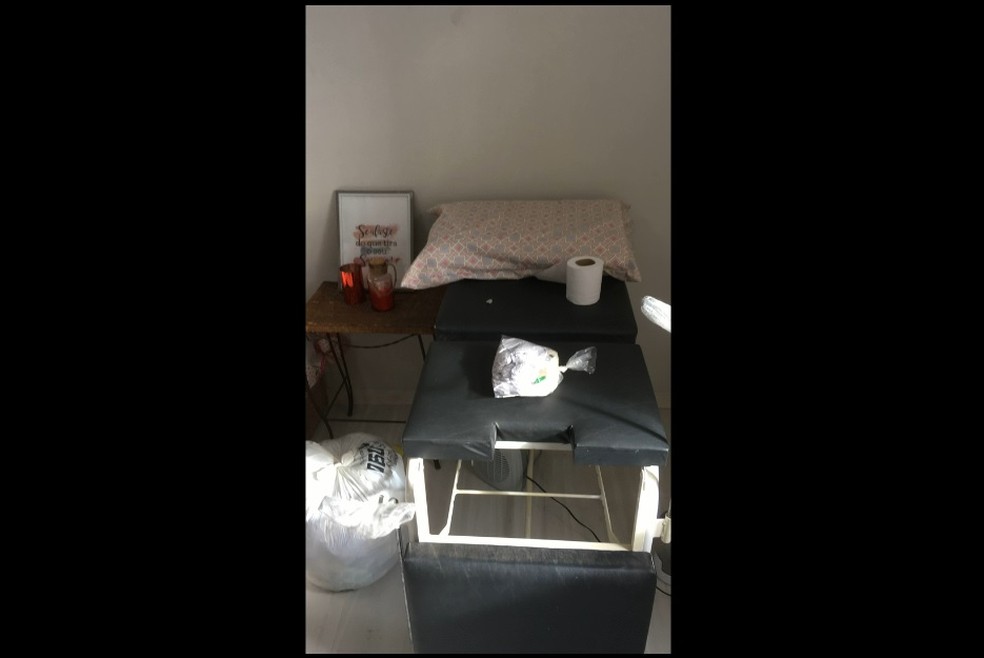 Imagem da maca encontrada no apartamento onde funcionava a clínica de aborto — Foto: Polícia Civil/Divulgação