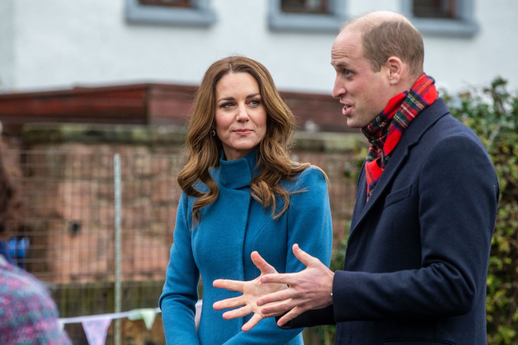 BERWICK-UPON-TWEED, ENGLAND - DECEMBER 07:  Prince William, Duke of Cambridge and Catherine, Duchess of Cambridge meet staff and pupils from Holy Trinity Church of England First School as part of their working visits across the UK ahead of the Christmas h (Foto: Getty Images)