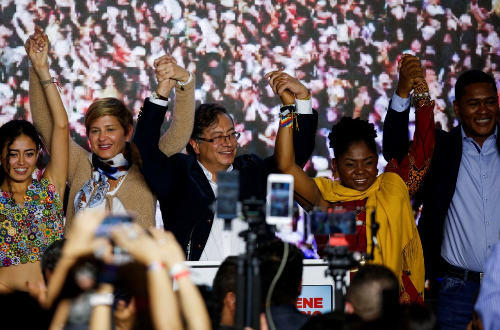 Candidato da esquerda colombiana, Gustavo Petro, comemora junto com sua chapa presidencial ida para o segundo turno &mdash; Foto: Santiago Arcos/REUTERS