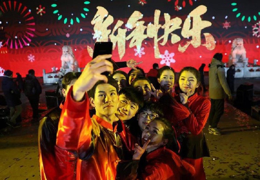 Chineses em Pequim (Foto: Wu Hong/ EPA/ EFE (Agência Brasil))