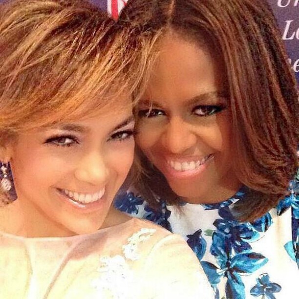 Poderosas! Jennifer Lopez se encontrou com a primeira-dama dos EUA, Michelle Obama, num almoço realizado neste mês em Nova York. A popstar não perdeu a oportunidade e publicou uma 