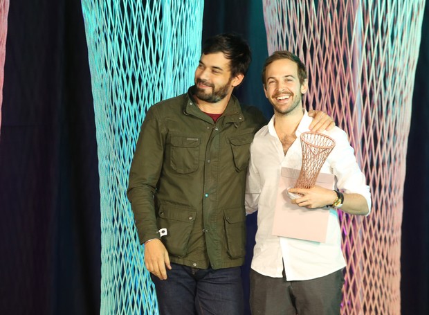 O jurado Facundo Guerra entrega o prêmio para Daniel Bolson (Foto: Alexandre DiPaula/Editora Globo)
