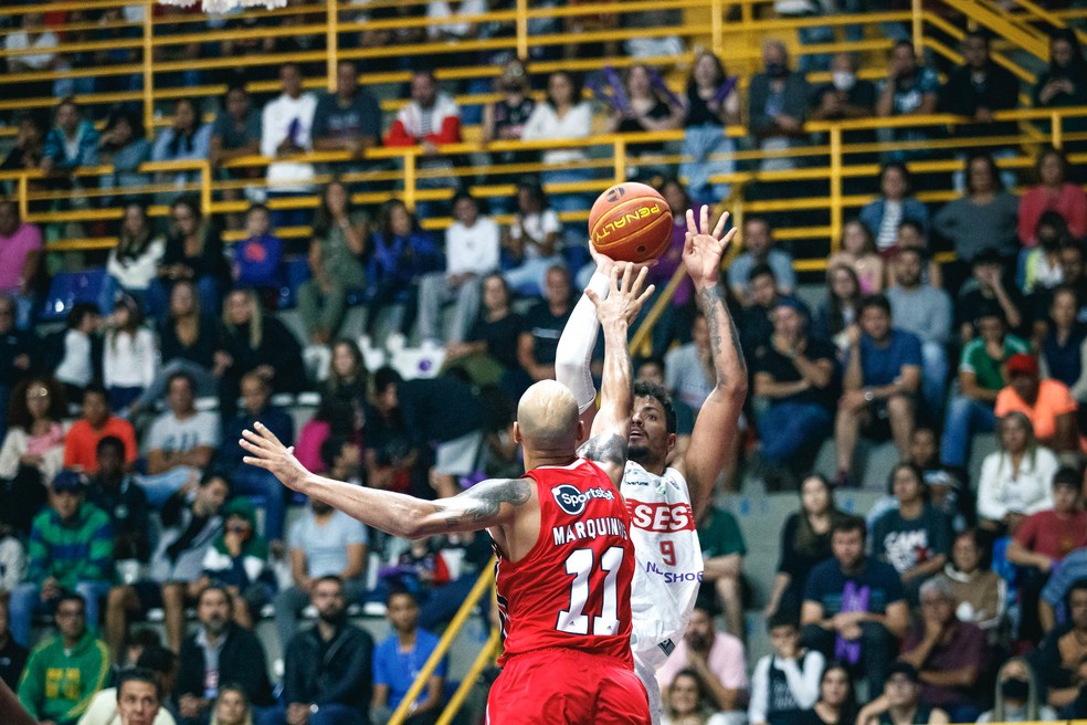 Marquinhos, do São Paulo, tenta interceptar lance de Lucas Dias, do Franca — Foto: Marcos Limonti/Sesi Franca