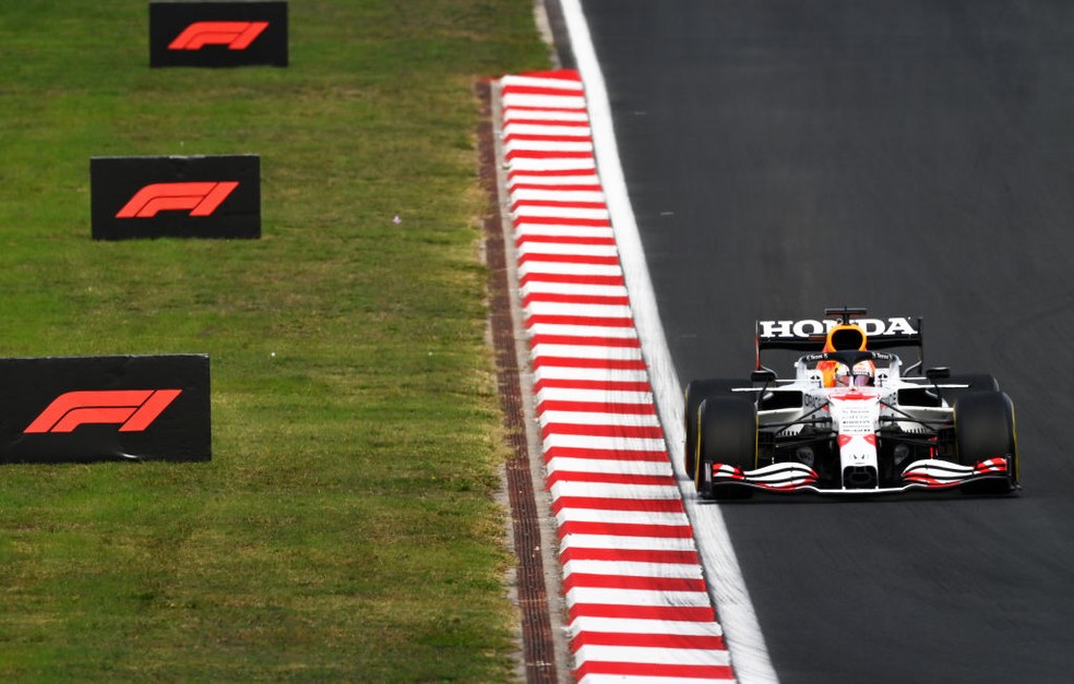 Max Verstappen sofreu com carro nos primeiros treinos do GP da Turquia — Foto:  Dan Mullan/Getty Images