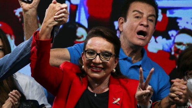 Xiomara Castro já comemorou o resultado eleitoral no próprio domingo (Foto: REUTERS via BBC NEWS)
