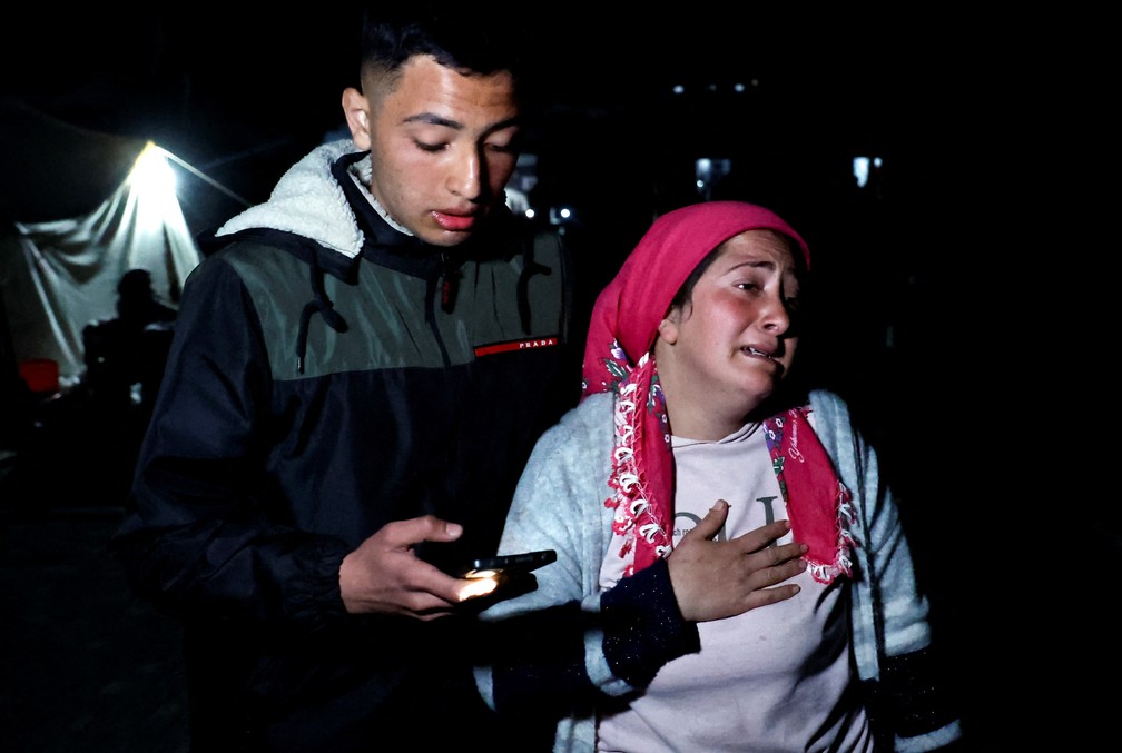 Pessoas reagem a novo terremoto na cidade de Antáquia, em Hatay na Turquia — Foto: Clodagh Kilcoyne/REUTERS