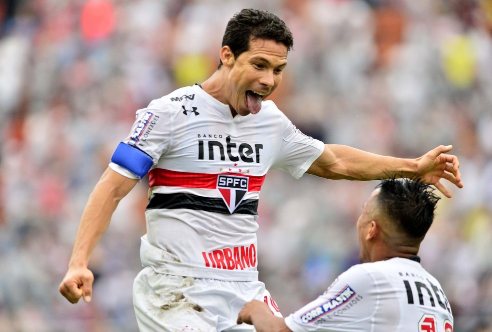 Hernanes comemora com Cueva: dupla funcionou no segundo semestre (Foto: Marcos Ribolli)