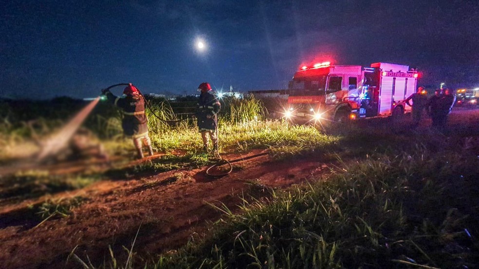 Cadeirante morre carbonizado às margens de estrada no interior de Mato Grosso — Foto: Corpo de Bombeiros