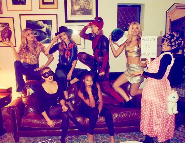 Taylor Swift fantasiada de Deadpool com amigas (Foto: Instagram)