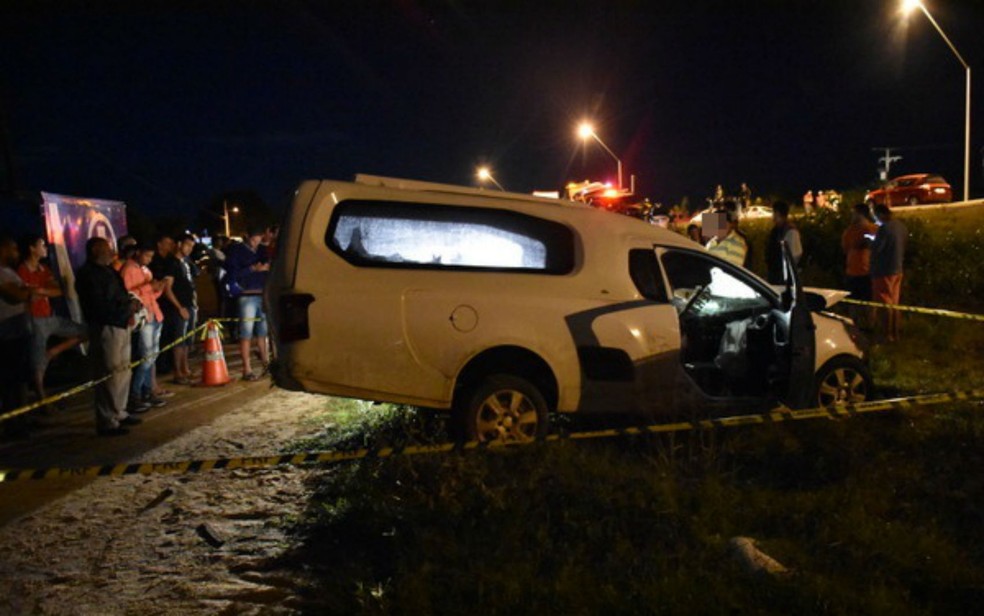 Veículo colidiu com carreta (Foto: Anderson Oliveira/Blog do Anderson)