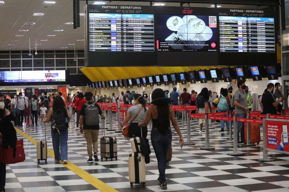 Movimentação de passageiros em Congonhas, em SP; aeroporto será leiloado nesta quinta-feira (18) com outros 14 terminais — Foto: Renato S. Cerqueira/Futura Press/Estadão Conteúdo