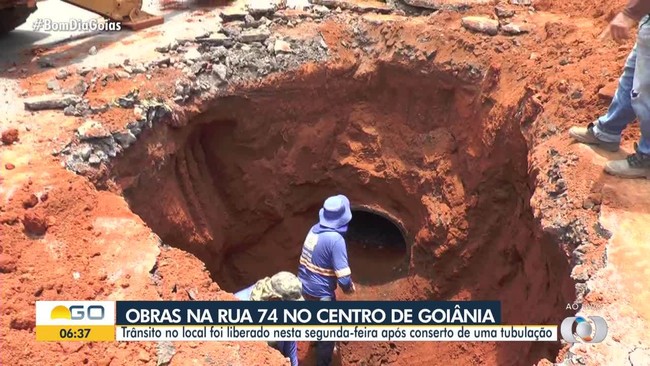 Trnsito na rua 74  liberado aps conserto de tubulao, em Goinia