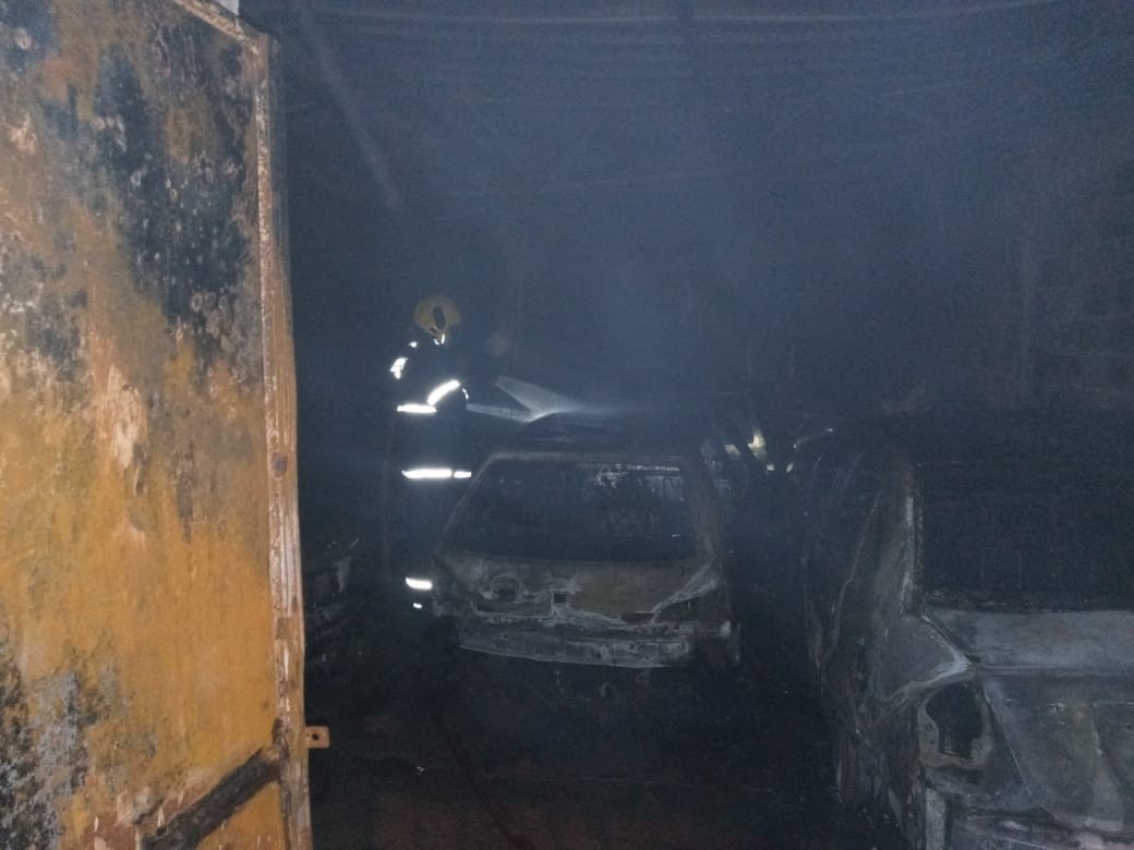 Incêndio destrói carros em galpão em Bicas