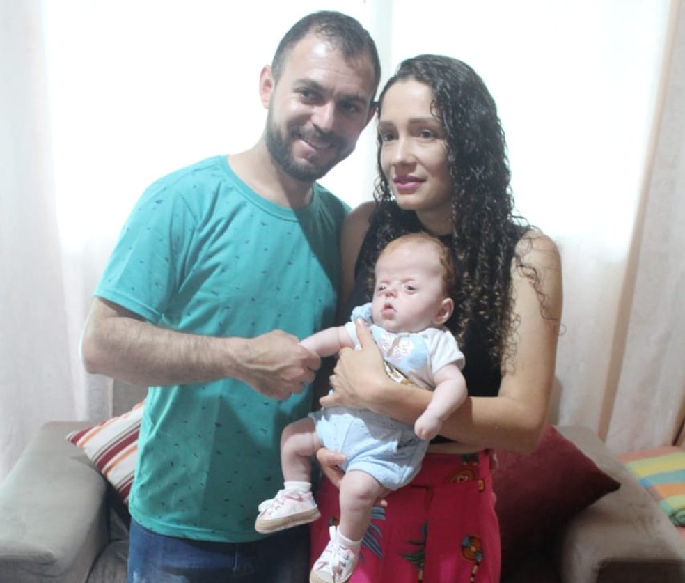 Família fez vaquinha para reunir quantia necessária para a cirurgia do crânio da pequena Luna, de Angatuba (SP) — Foto: Cassiana Oliveira/Arquivo Pessoal