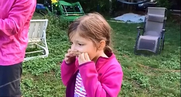 Menina se divertiu ao arrancar dente com drone (Foto: Reprodução Youtube)
