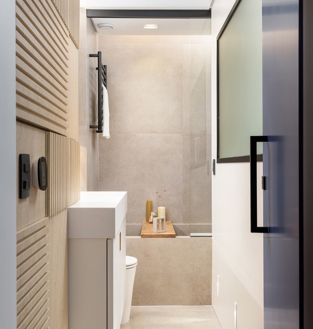 O novo banheiro ganhou uma banheira moldada in loco, além de porcelanato do piso da Portobello, a bancada da Corian da Infinita Concept, e o chuveiro, a torneira e o vaso sanitário da Deca (Foto: Rafael Ribeiro)
