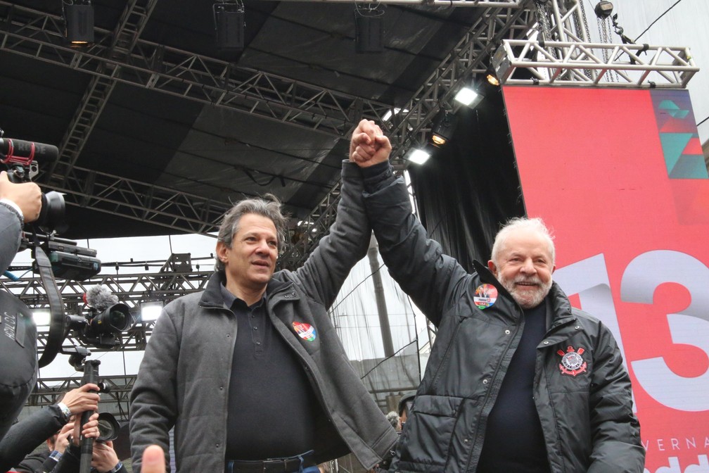 Fernando Haddad e Lula durante o primeiro comício da campanha da chapa em SP, no Vale do Anhangabaú — Foto: WAGNER ORIGENES/FUTURA PRESS/ESTADÃO CONTEÚDO