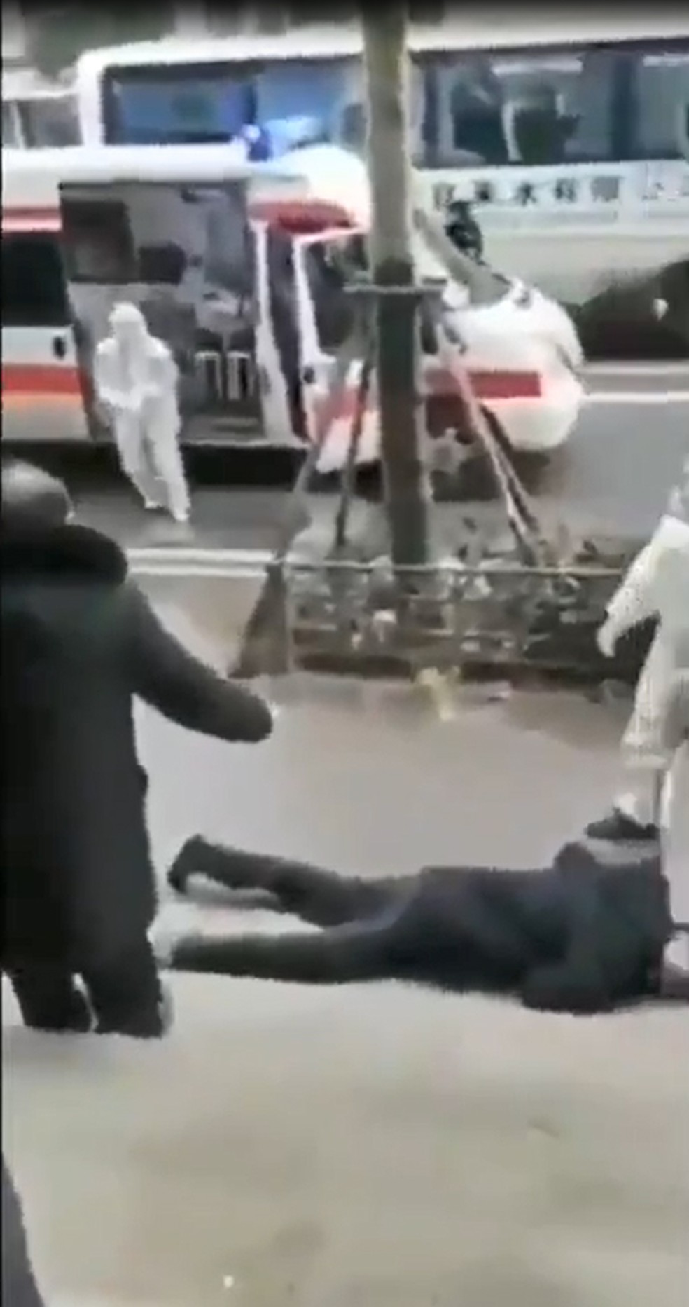Ambulância socorre homem na calçada  — Foto: Reprodução