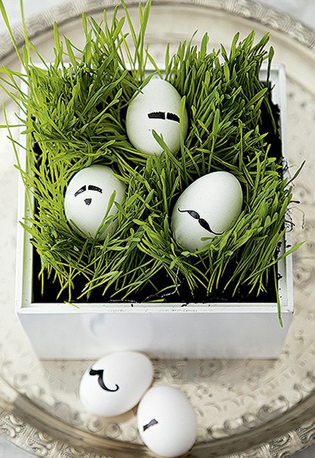 A sugestão aqui é colocar ovos com bigode – desenhados com caneta de retroprojetor - numa plantinha. Nesse caso, é um ninho de clorofila. (Foto: Cacá Bratke/Casa e Comida)