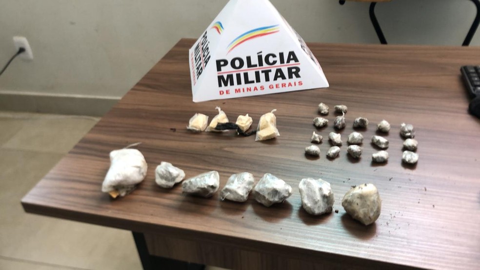 Porções de maconha e de cocaína foram apreendidas pela PM — Foto: Polícia Militar/Divulgação