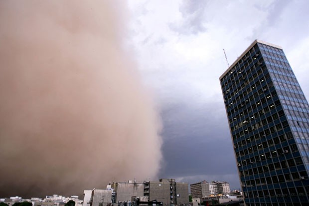 Enorme nuvem de areia engoliu prédios de Teerã, capital do Irã (Foto: Farhad Kabar Kohian/AFP)