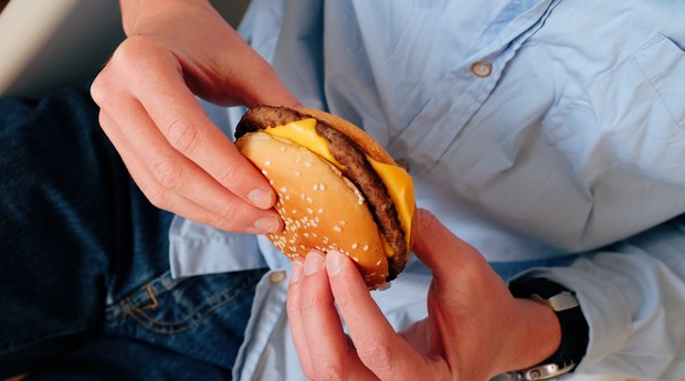 cheeseburger do mcdonald's (Foto: ready made/Pexels)